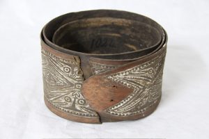 Ceinture d’écorce Province du Golfe de Papouasie, Papouasie-Nouvelle-Guinée n. inv 44 Diamètre 21,5 cm pour une longueur totale déroulée d’environ 2 mètres Largeur 13 cm