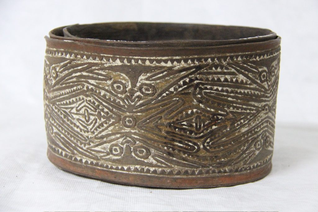 Ceinture d’écorce Province du Golfe de Papouasie, Papouasie-Nouvelle-Guinée n. inv 44 Diamètre 21,5 cm pour une longueur totale déroulée d’environ 2 mètres Largeur 13 cm