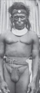 : Homme Toaripi, golfe de Papouasie, 1898. Détail de la photographie N.34848.ACH2. Musée d’Archéologie et d’Anthropologie de Cambridge, peut-être d’Henry Moore Dauncey. Voir Erna Lijle. Swish. Carved Belts & Fibre Skirts of Papua New Guinea. Cambridge : Museum of Archaeology and Anthropology, 2017, 