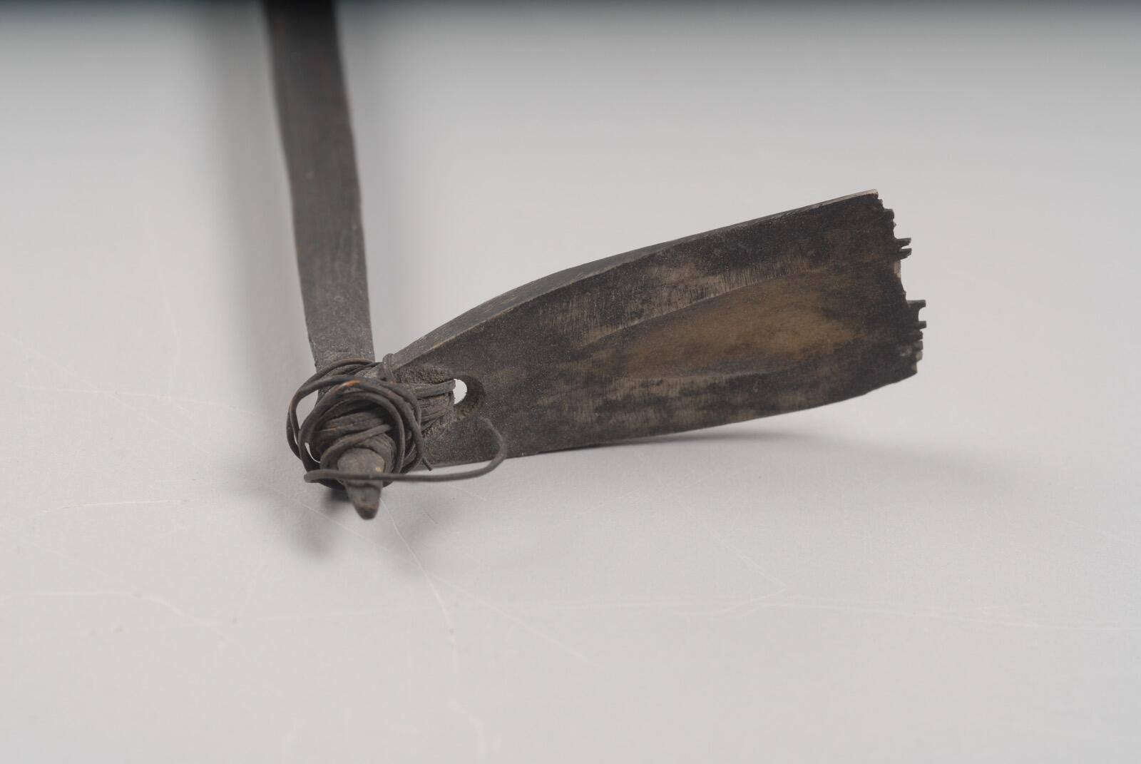 Le tatouage à travers les peignes à tatouer