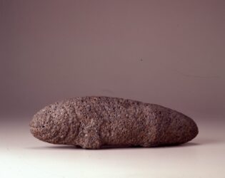 Pierre sculptée (poisson), de la vallée Hanavave ©MTI